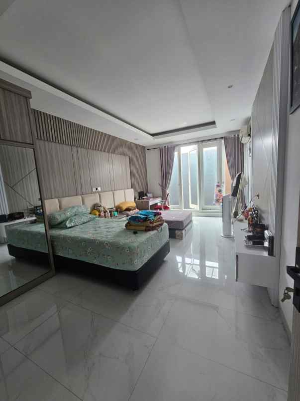 disewakan rumah jalan golf avenue