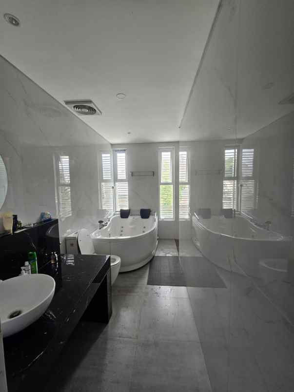 disewakan rumah jalan golf avenue