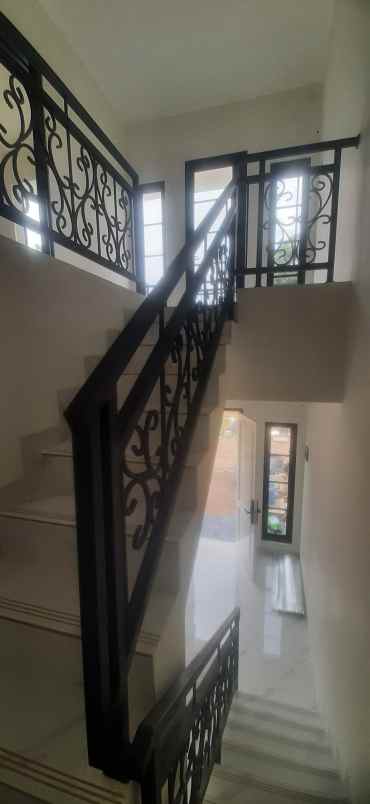 jual rumah 2lt exclusive cibubur