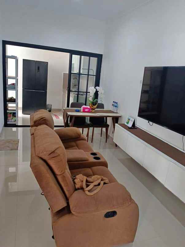 jual rumah cantik 2 lantai area strategis di andara