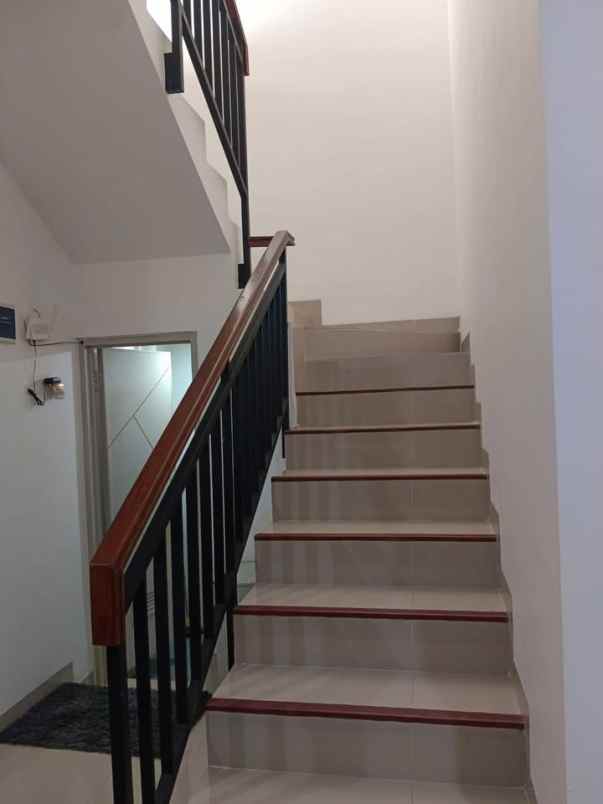 jual rumah cantik 2 lantai area strategis di andara