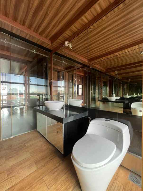 langka rumah 3 lantai pejaten ada taman private lift