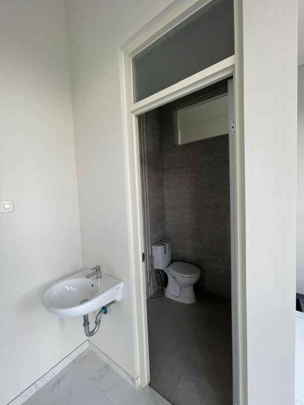 new house manyar tipe a hook on progress dekat merr