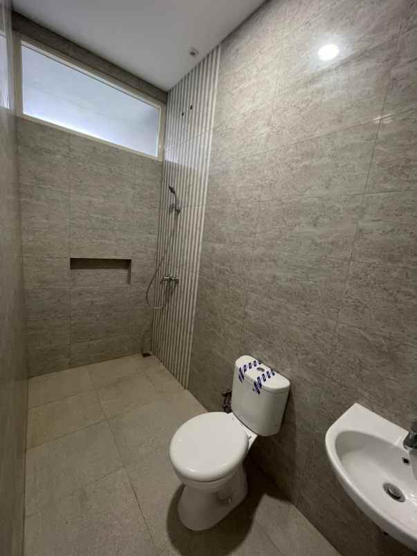 new house manyar tipe a hook on progress dekat merr