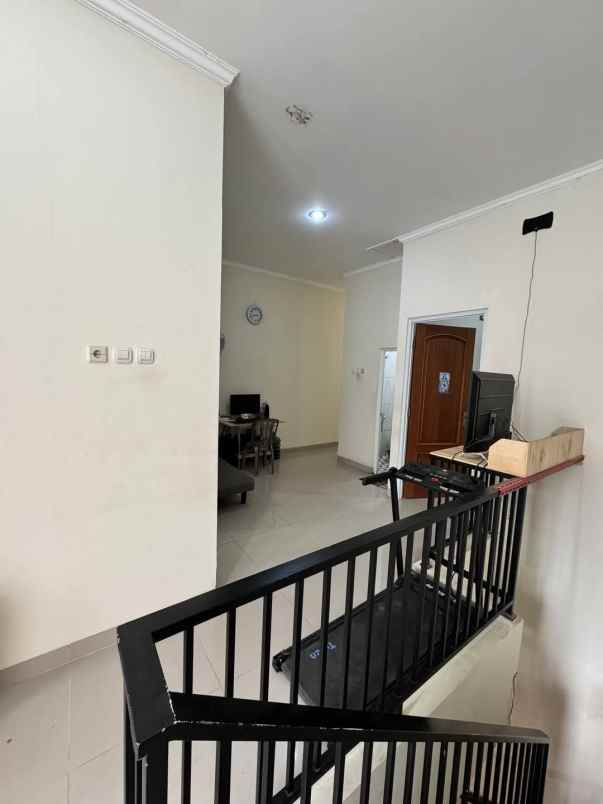 over kredit 85juta rumah 2 lantai di sukmajaya depok