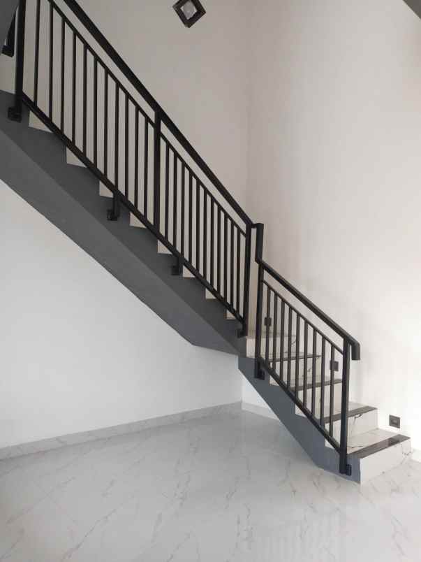 over kredit rumah 2 lantai dekat stasiun depok