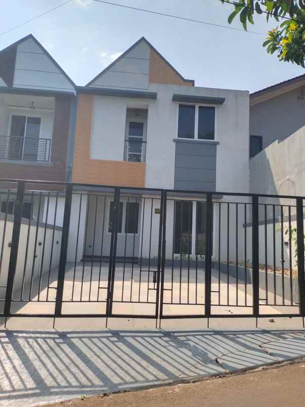over kredit rumah 2 lantai dekat stasiun depok