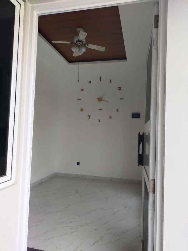 over kredit rumah 2 lantai dekat stasiun depok