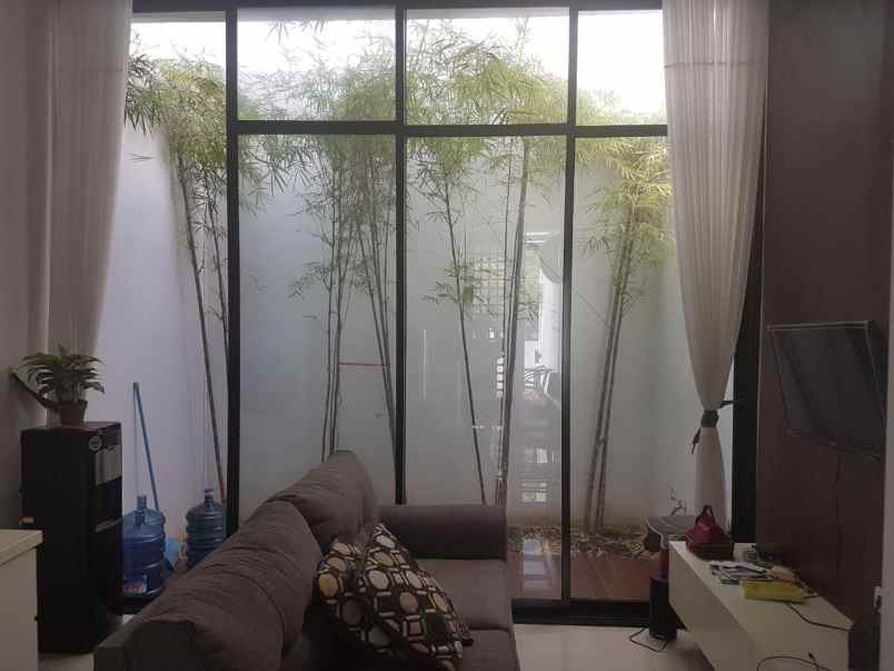 rumah 2 lantai araya surabaya depan taman