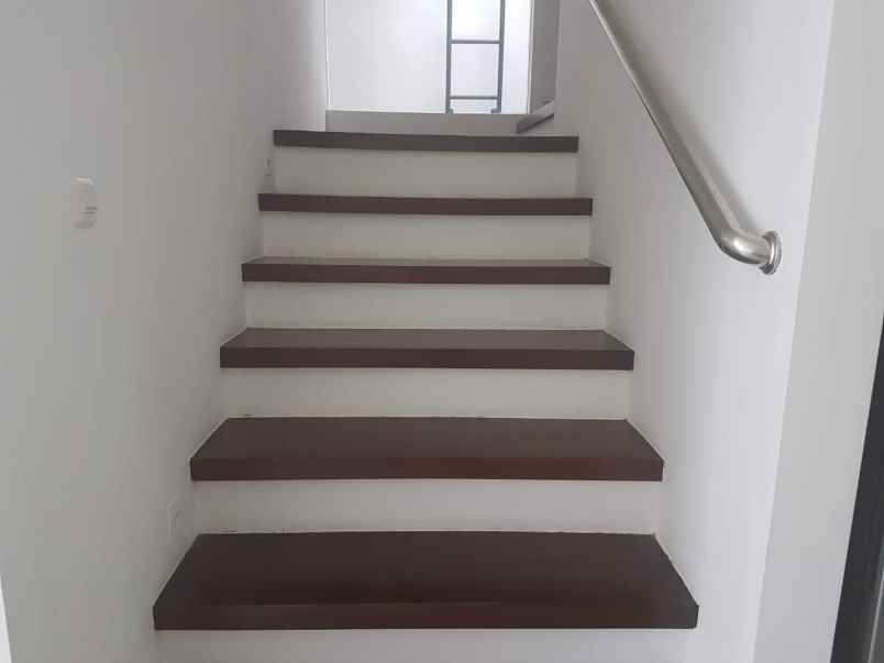 rumah 2 lantai araya surabaya depan taman