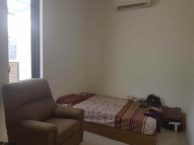 rumah 2 lantai araya surabaya depan taman