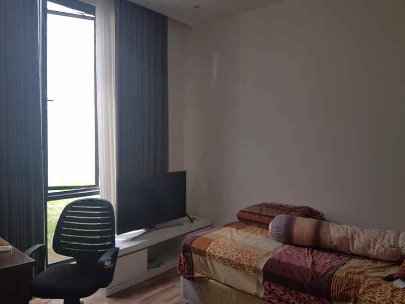 rumah 2 lantai araya surabaya depan taman