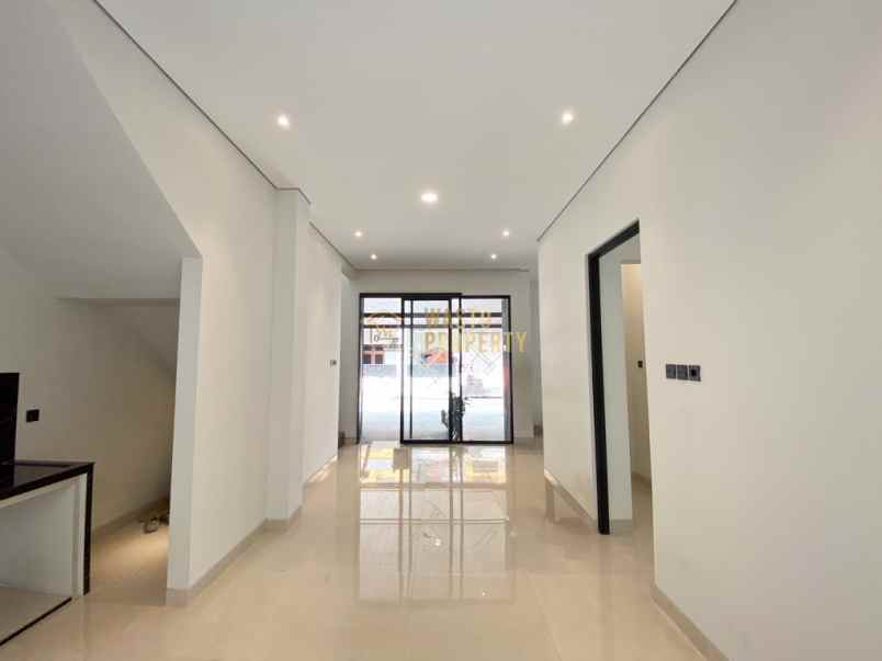 rumah 2 lantai bonus kolam renang hanya 7 menit ke ugm