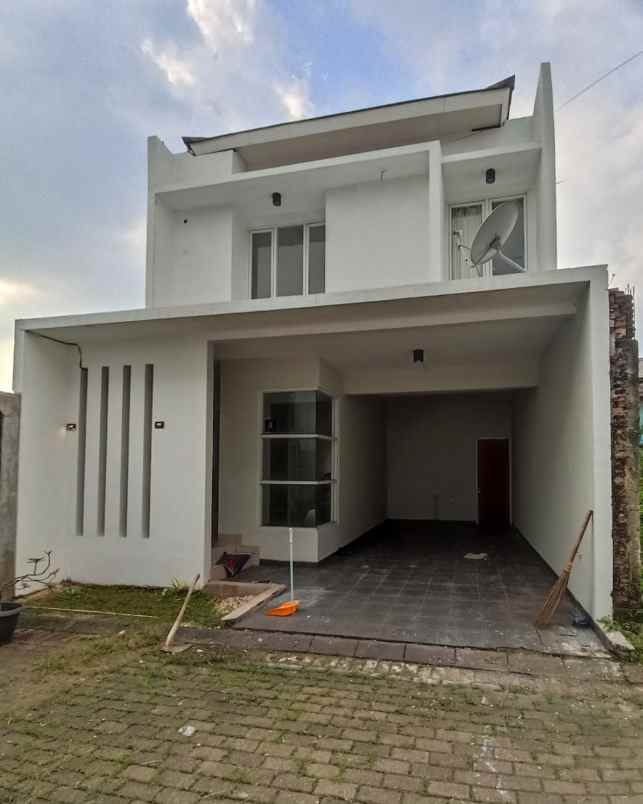 rumah 2 lantai dalam cluster di rempoa tangsel