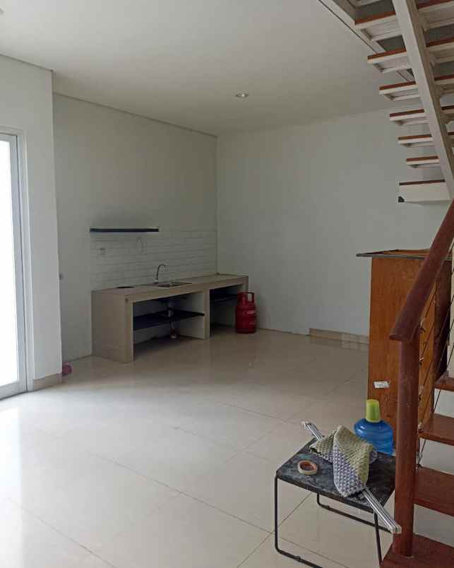 rumah 2 lantai dalam cluster di rempoa tangsel