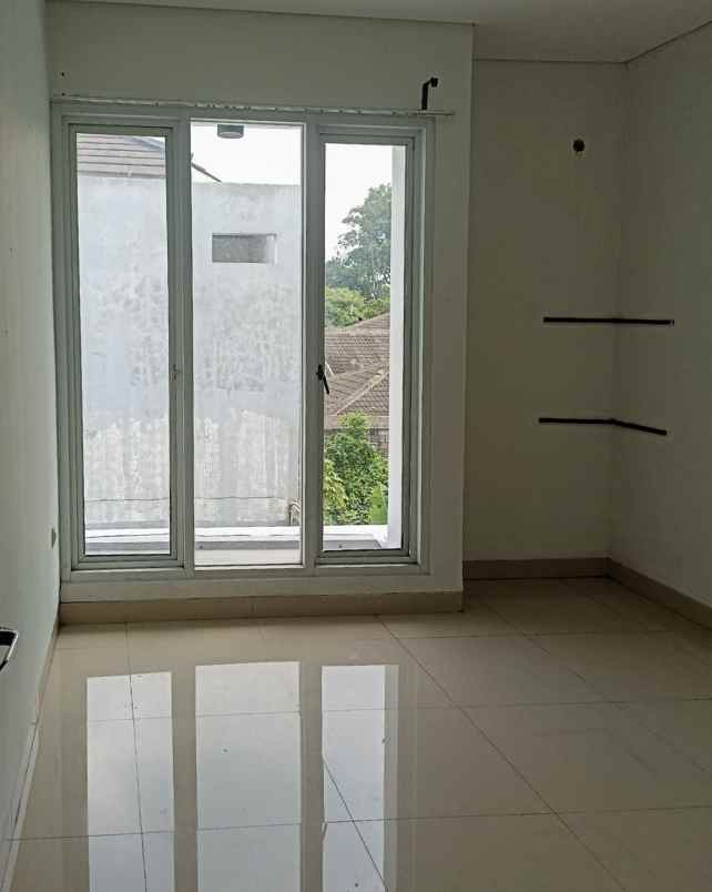 rumah 2 lantai dalam cluster di rempoa tangsel