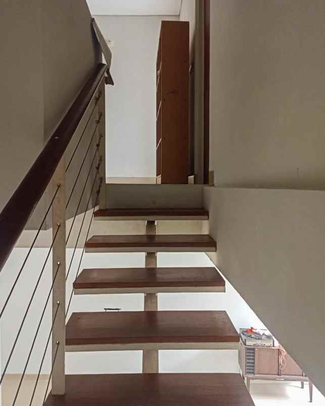 rumah 2 lantai dalam cluster di rempoa tangsel