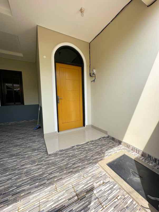 rumah 2 lantai desain elegan di ciracas jakarta timur