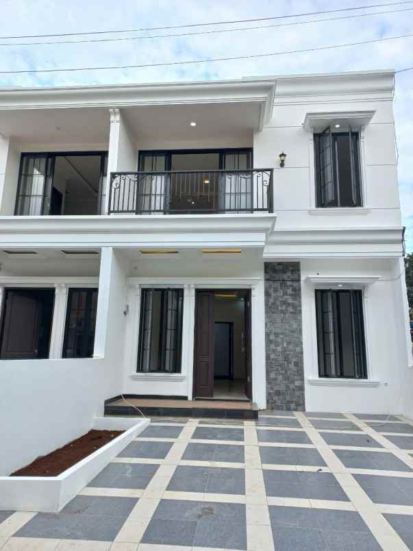 rumah 2 lantai siap huni