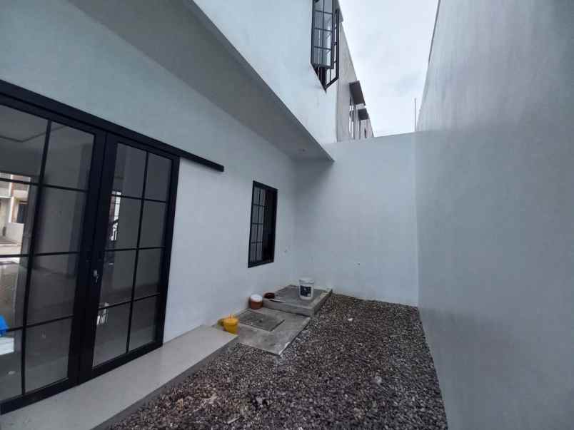 rumah 2 lantai siap huni