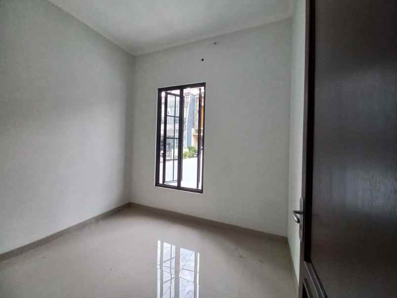 rumah 2 lantai siap huni