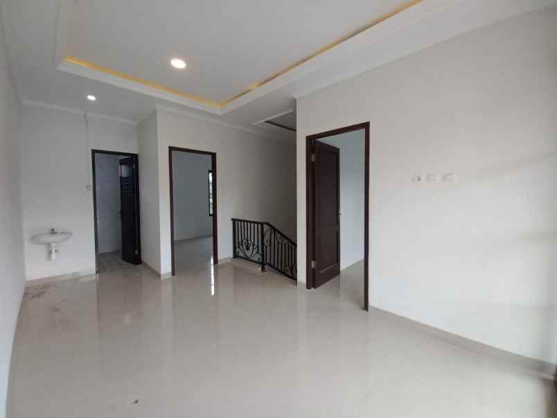 rumah 2 lantai siap huni