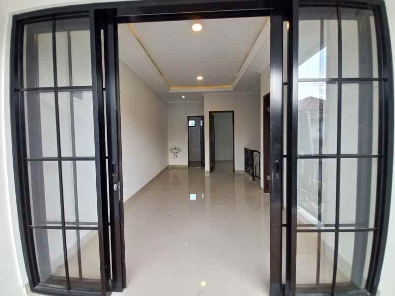 rumah 2 lantai siap huni