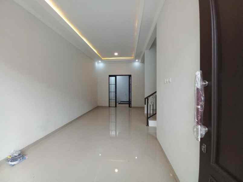 rumah 2 lantai siap huni