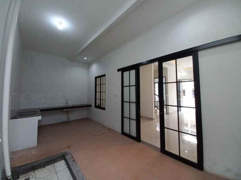 rumah 2 lantai siap huni