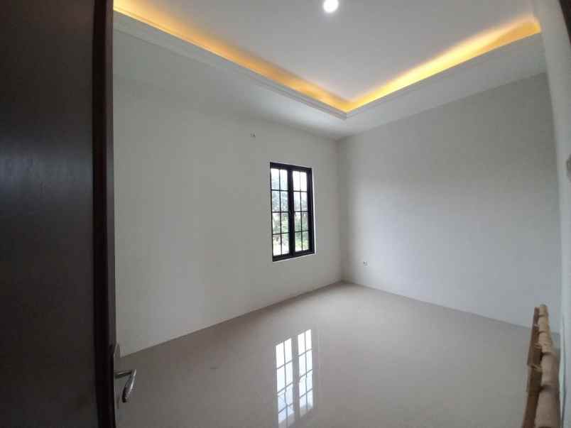rumah 2 lantai siap huni