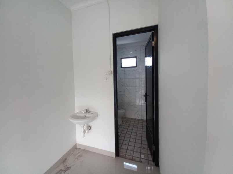 rumah 2 lantai siap huni