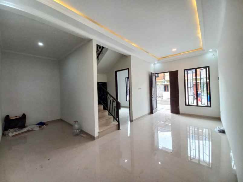 rumah 2 lantai siap huni