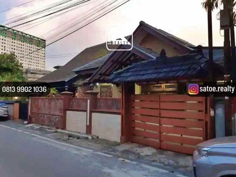 rumah asri terawat di area jl proklamasi menteng