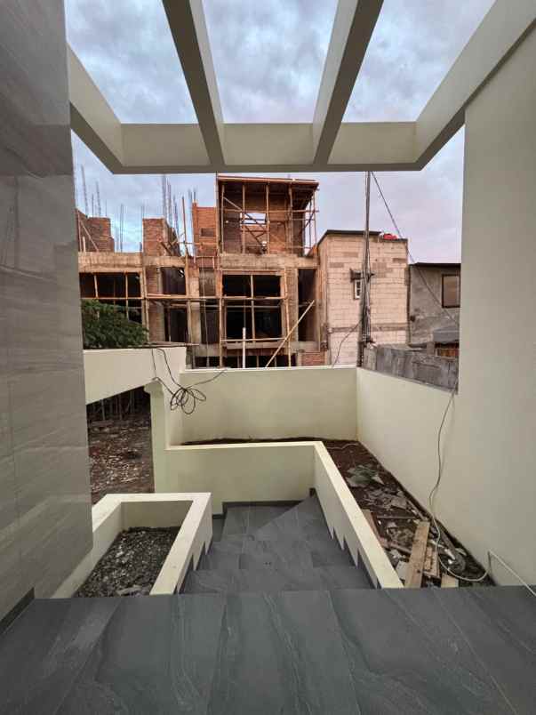 rumah baru dalam townhouse di duren sawit jaktim