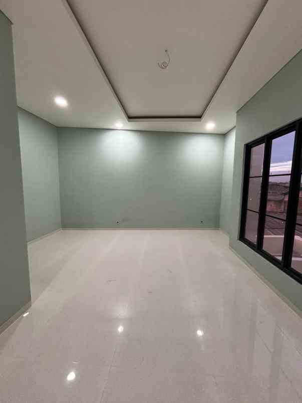 rumah baru dalam townhouse di duren sawit jaktim