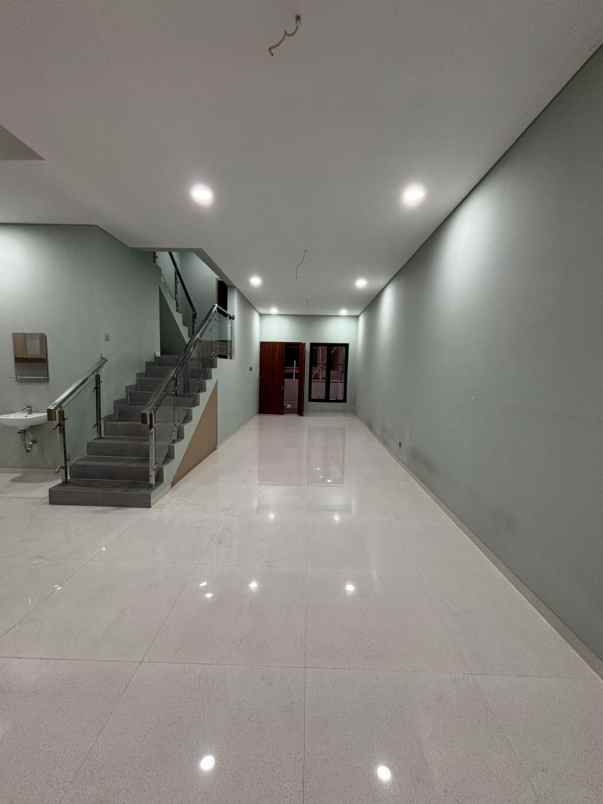 rumah baru dalam townhouse di duren sawit jaktim