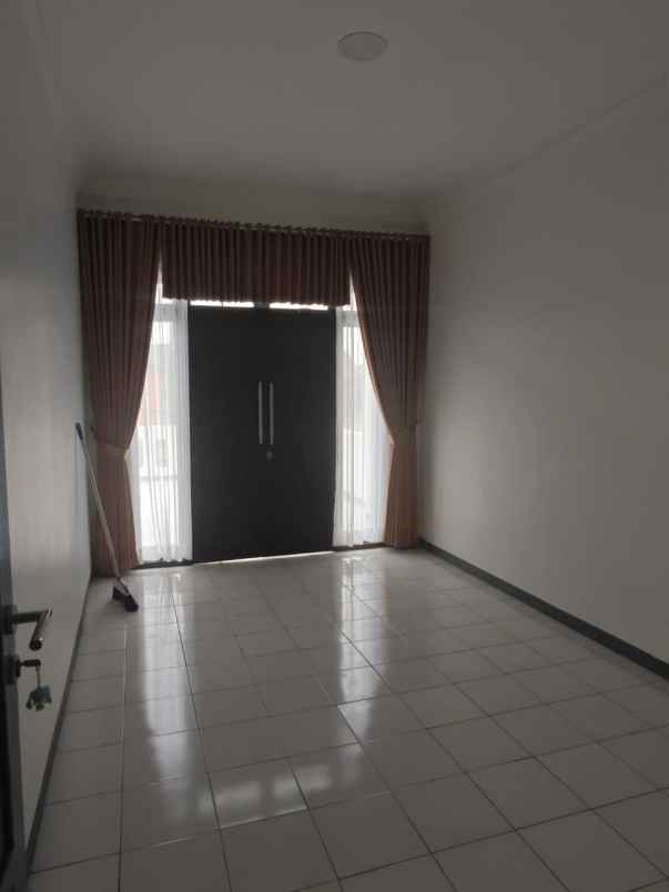 rumah baru direnovasi di kebun jeruk jakarta barat