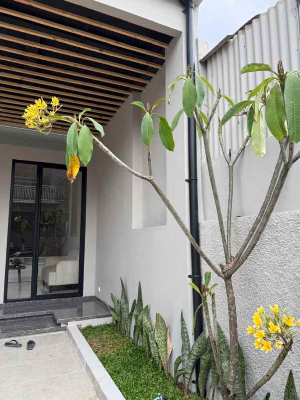 rumah baru siap huni lokasi strategis di nusaloka bsd