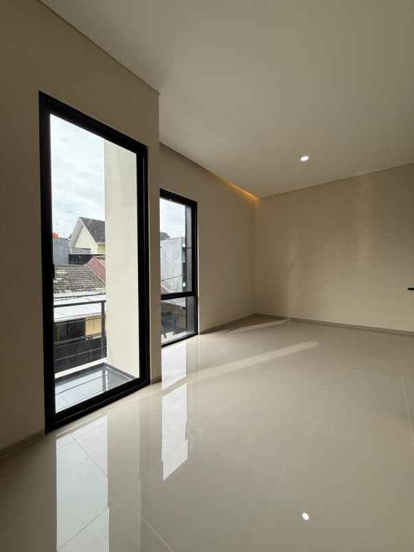 rumah baru siap huni lokasi strategis di nusaloka bsd