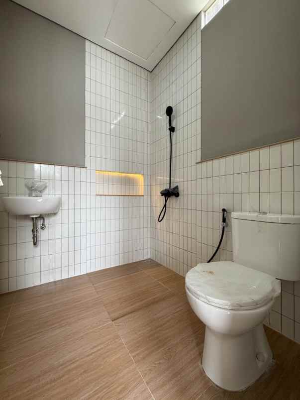 rumah baru siap huni lokasi strategis di nusaloka bsd