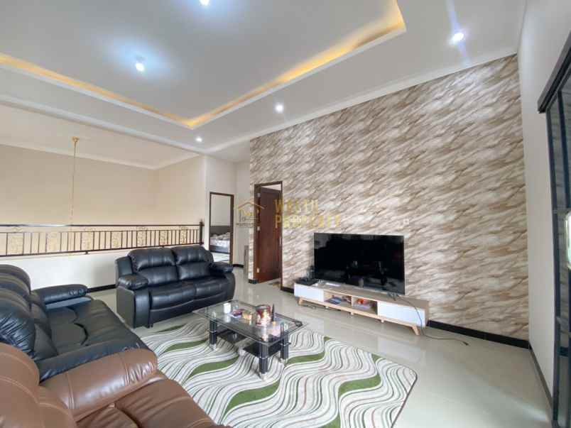 rumah besar siap huni dekat ring road utara