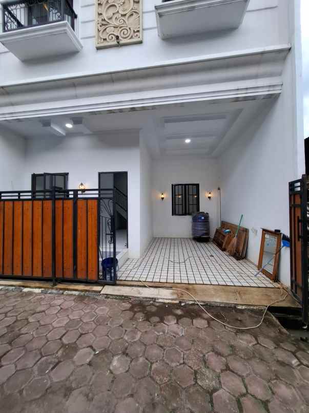 rumah classic modern minimalis di beji kota depok