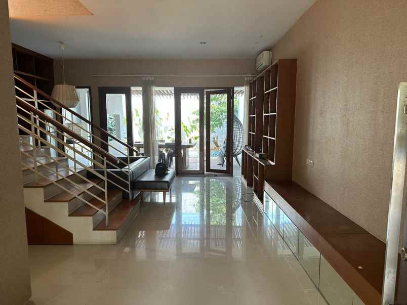 rumah full furnished mewah di clover hills residence