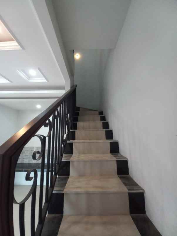 rumah luxury 2 lantai siap huni