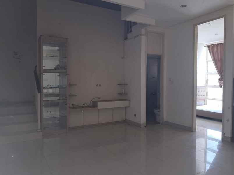 rumah malibu strategis dekat club house
