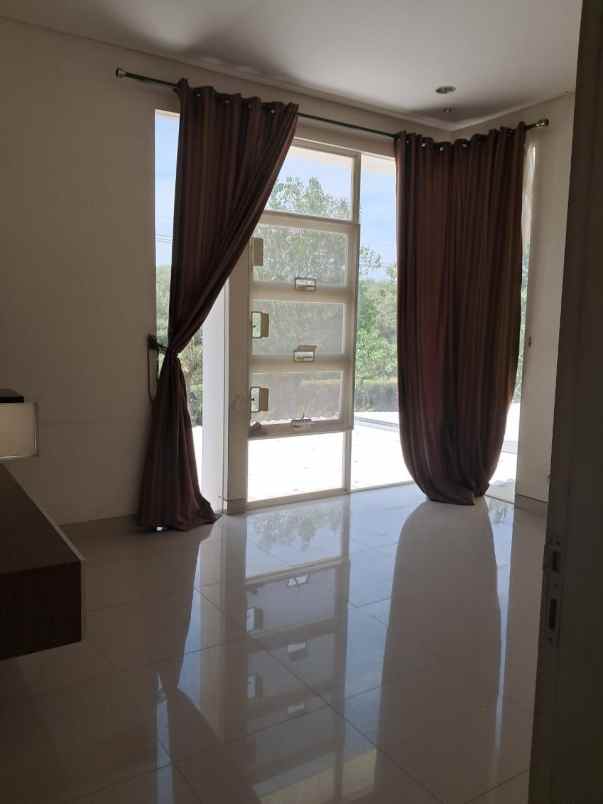 rumah malibu strategis dekat club house