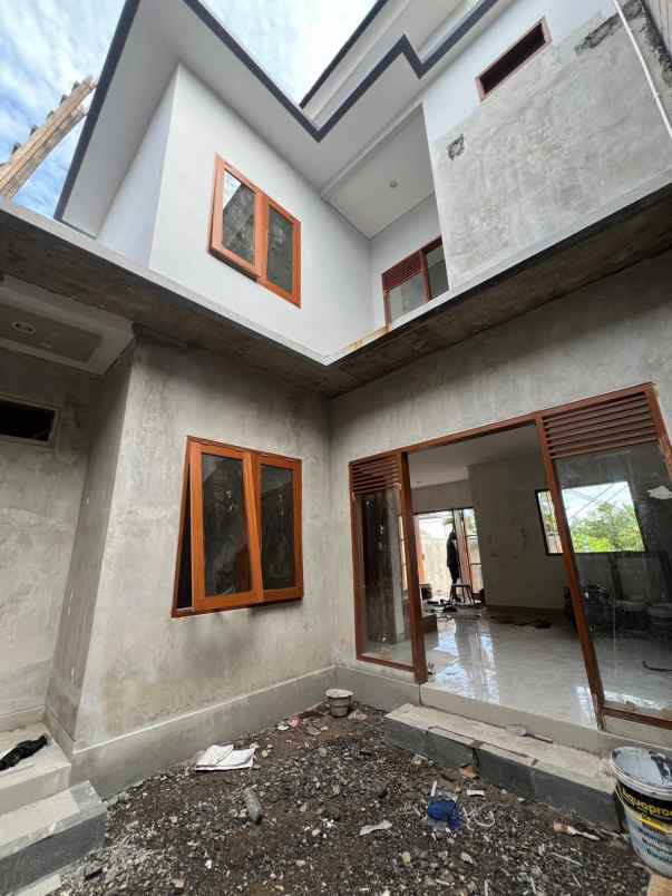 rumah mewah 2 lantai siap huni