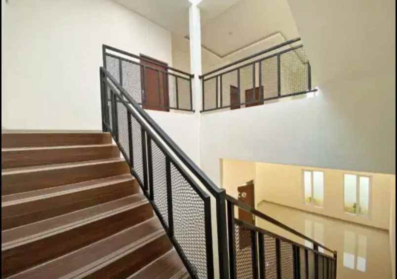 rumah mewah baru kebon baru 3kt 4km halaman luas shm