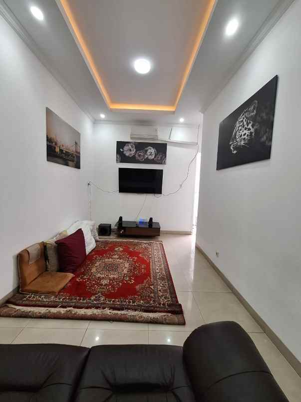 rumah mewah klasik bebas banjir di taman galaxy bekasi