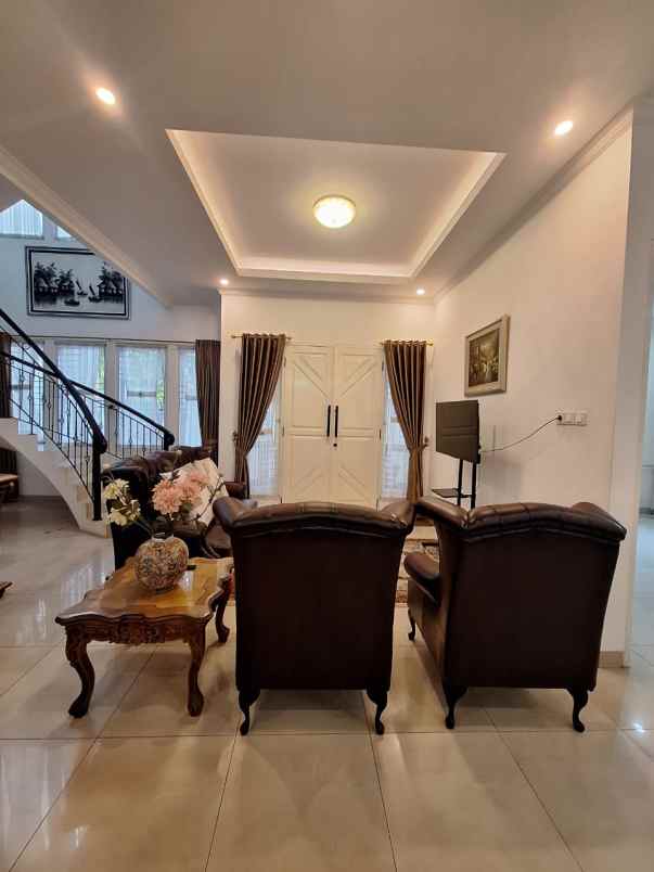 rumah mewah klasik bebas banjir di taman galaxy bekasi